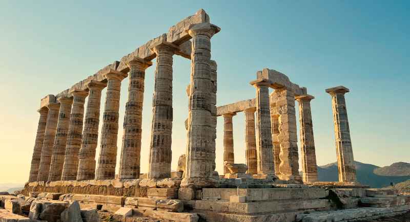 Antike griechische Säulen im warmen Sonnenlicht – Die kognitive Psychotherapie spricht die Weisheit der stoischen Philosophie